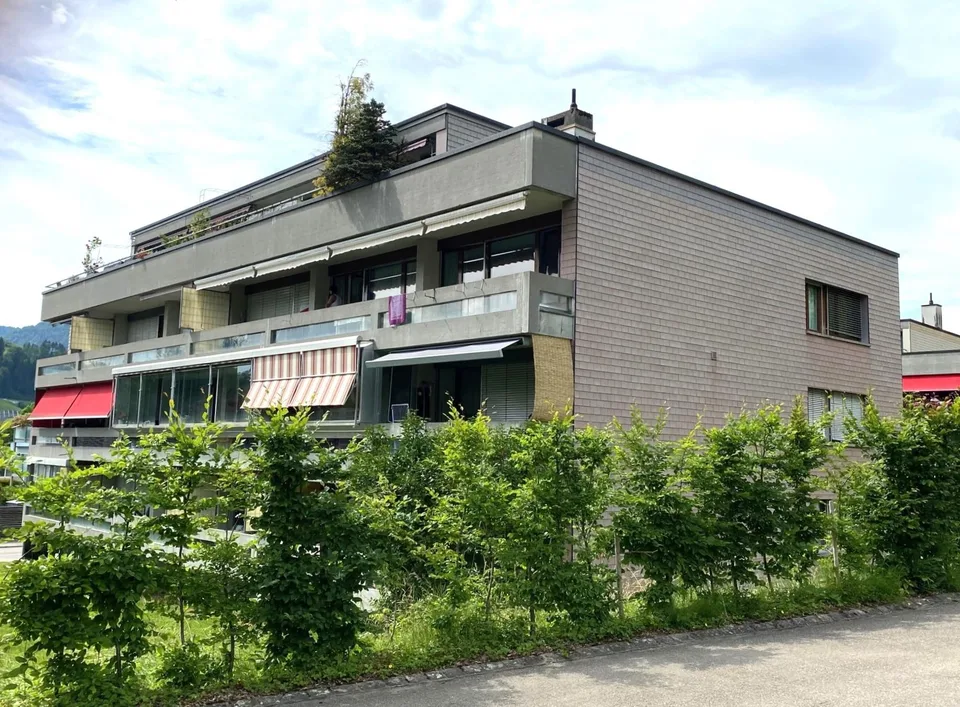 Grosszügige, helle 5-Zimmer-Wohnung mit 142 m² und grossem Balkon