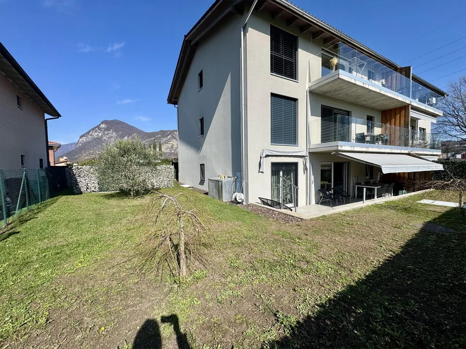 Moderno 4.5 locali con ampio giardino privato a Rancate