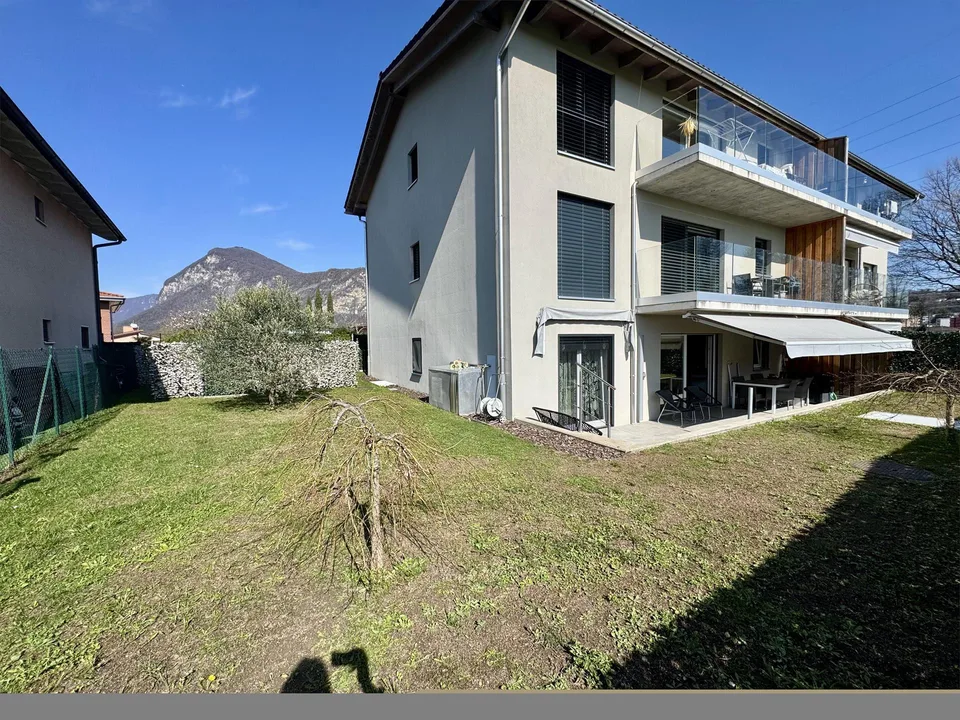 Moderno 4.5 locali con ampio giardino privato a Rancate