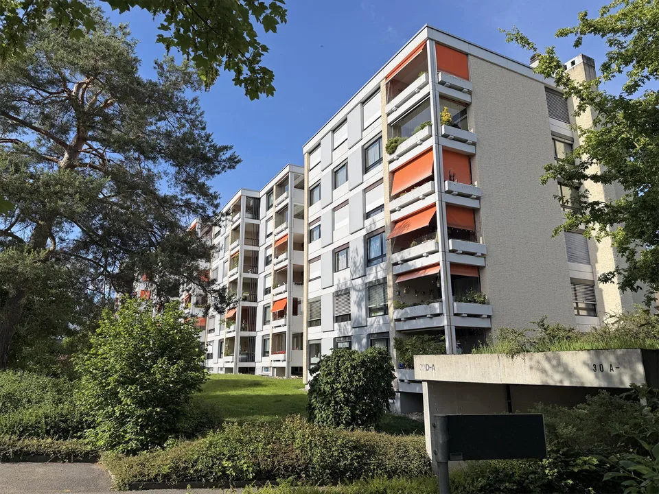 Grosszügige 5.5-Zimmerwohnung mit schöner Aussicht inkl. Einstellplatz