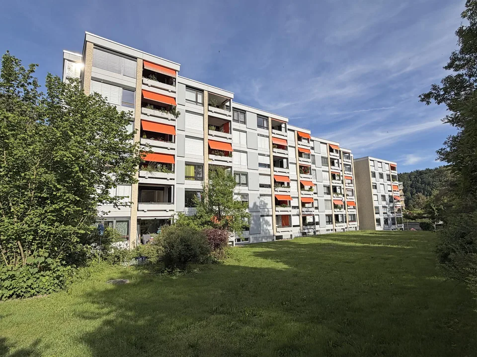 Grosszügige 5.5-Zimmerwohnung mit schöner Aussicht inkl. Einstellplatz