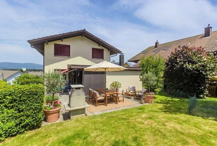 FREISTEHENDES EINFAMILIENHAUS MIT GANZ VIEL GRÜN
