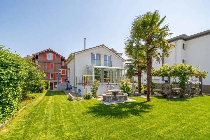SÜDLICHES FLAIR IN SINS - MODERNES 6.5 ZIMMER EINFAMILIENHAUS MIT G...