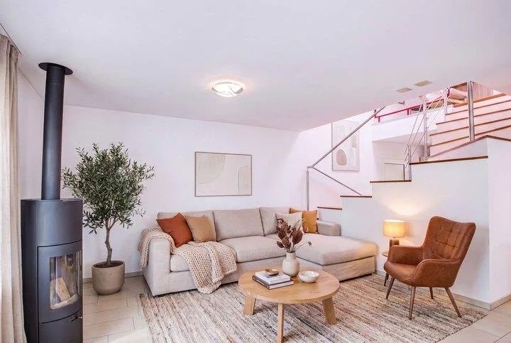 ATMOSFERA MEDITERRANEA A SINS - MODERNA CASA UNIFAMILIARE DA 6,5 CAMERE CON GIARDINO IDILLIACO
