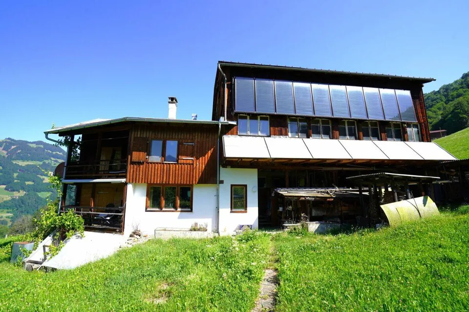 Bauernhaus mit Werkräumen, Stall und Garagenbox