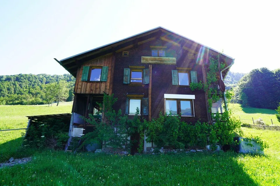 Bauernhaus mit Werkräumen, Stall und Garagenbox