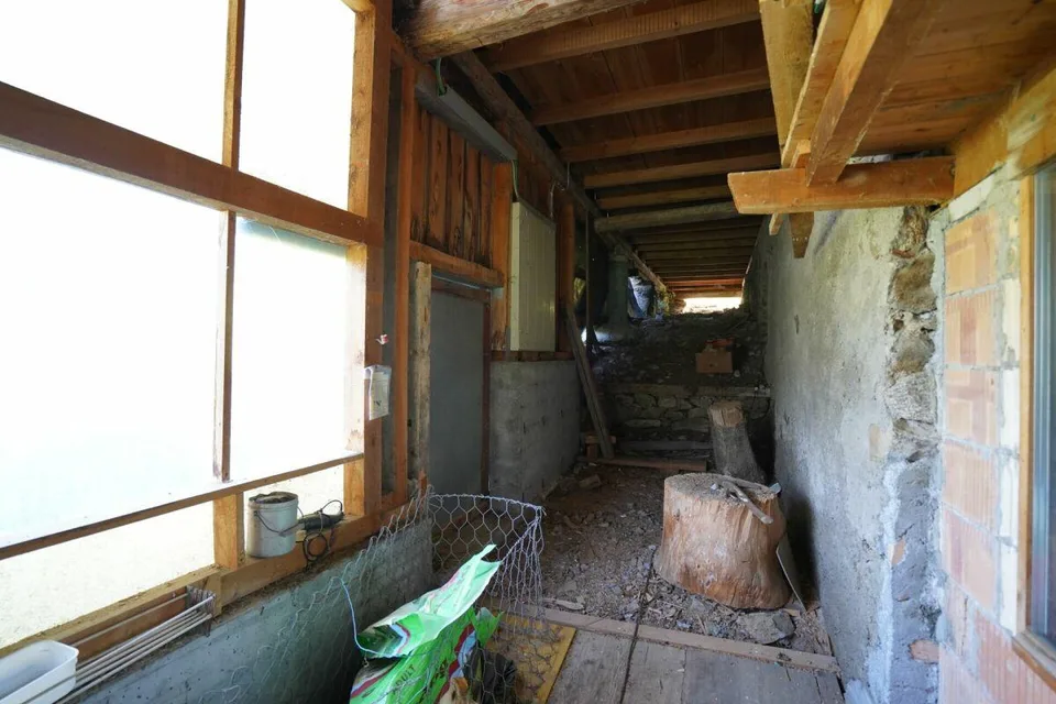 Bauernhaus mit Werkräumen, Stall und Garagenbox