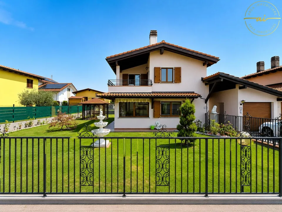 AMPIA CASA DI 5.5 LOCALI CON GIARDINO IN ZONA VERDE A STABIO