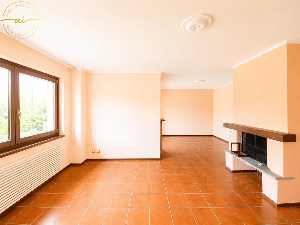 AMPIA CASA DI 5.5 LOCALI CON GIARDINO IN ZONA VERDE A STABIO