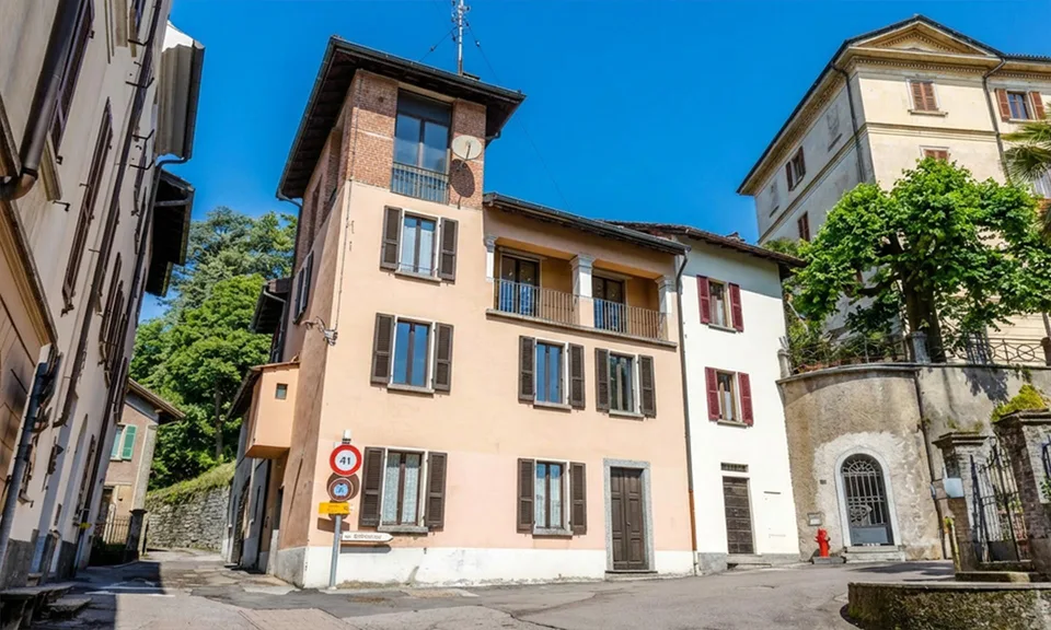 CASA STORICA DI 8.5 LOCALI DA RISTRUTTURARE A CASTELROTTO