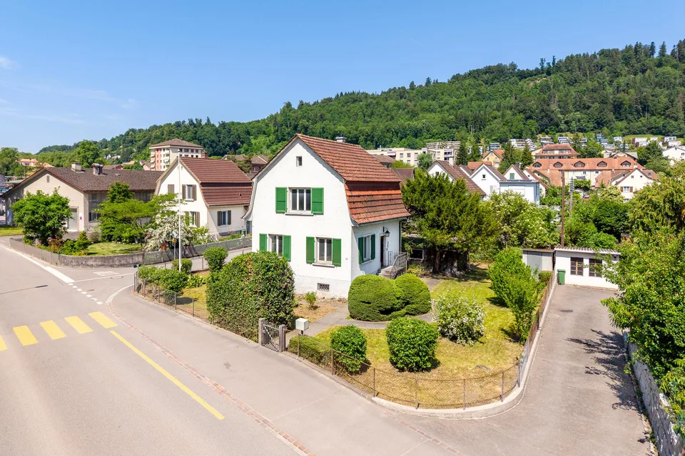Hübsches Einfamilienhaus mit viel Umschwung und grossem Potenzial