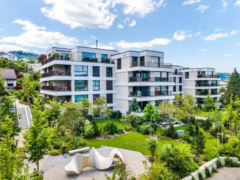 Wohnen am Zürichsee: Moderne Gartenwohnung mit viel Licht