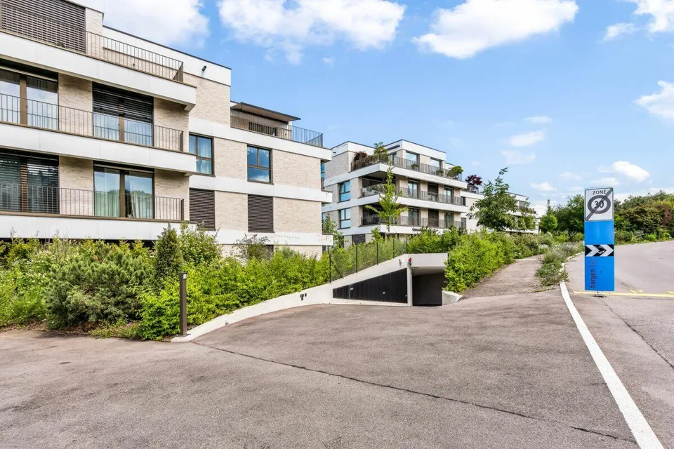 Wohnen am Zürichsee: Moderne Gartenwohnung mit viel Licht