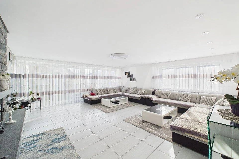 Ampia casa bifamiliare completamente rinnovata con grande spazio es...