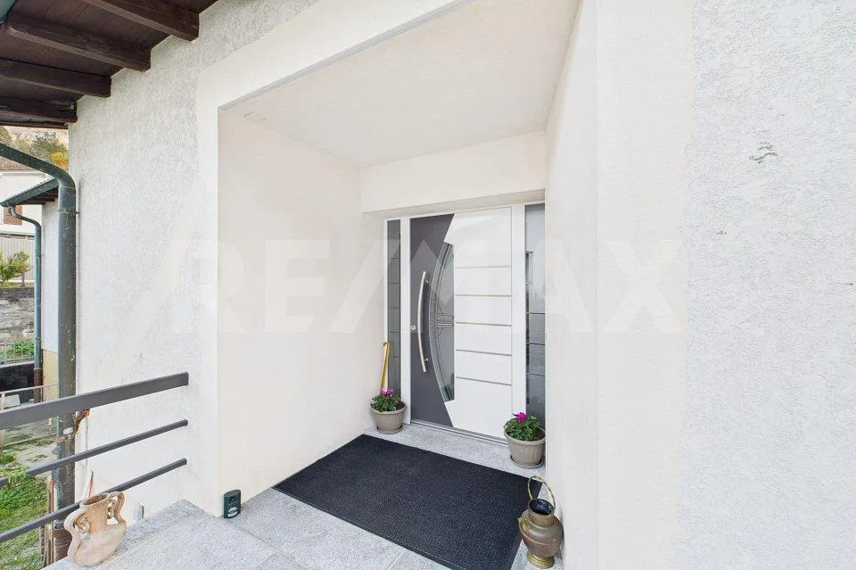 Ampia casa bifamiliare completamente rinnovata con grande spazio es...