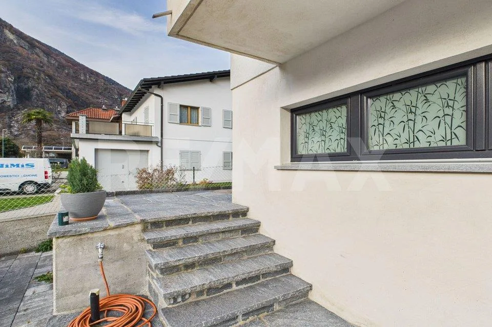Ampia casa bifamiliare completamente rinnovata con grande spazio es...