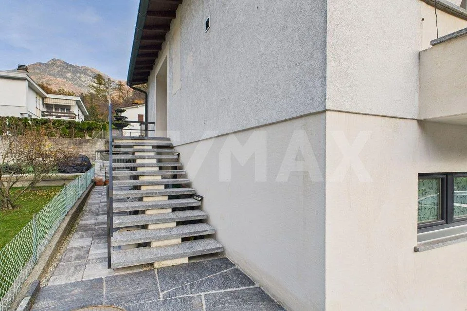 Ampia casa bifamiliare completamente rinnovata con grande spazio es...