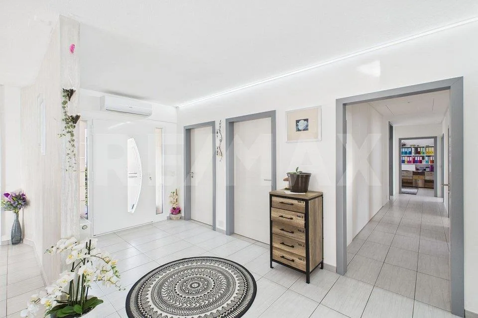 Ampia casa bifamiliare completamente rinnovata con grande spazio es... – Foto 6 von 13