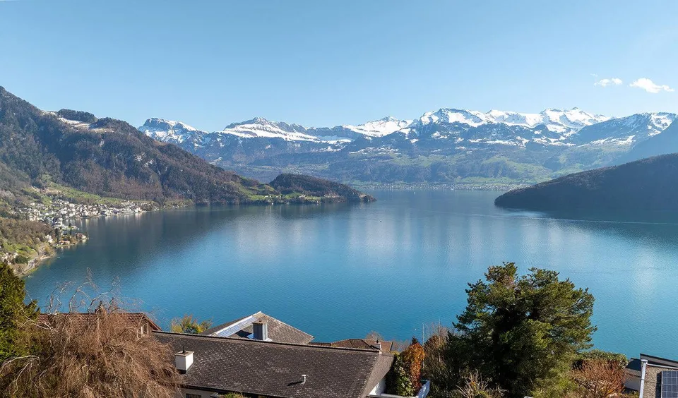 Traumhafte Aussichtslage mit See- und Bergpanorama an privilegierte...