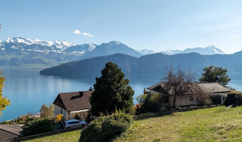 Traumhafte Aussichtslage mit See- und Bergpanorama an privilegierte...
