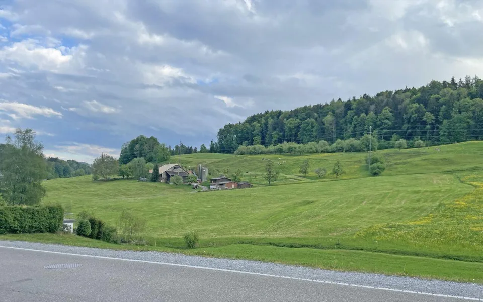 Charmantes Bauernhaus mit Scheune für zwei Pferde an sonniger Lage