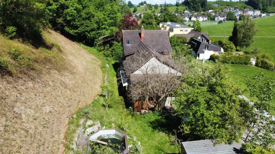 Charmantes Bauernhaus mit Scheune für zwei Pferde an sonniger Lage
