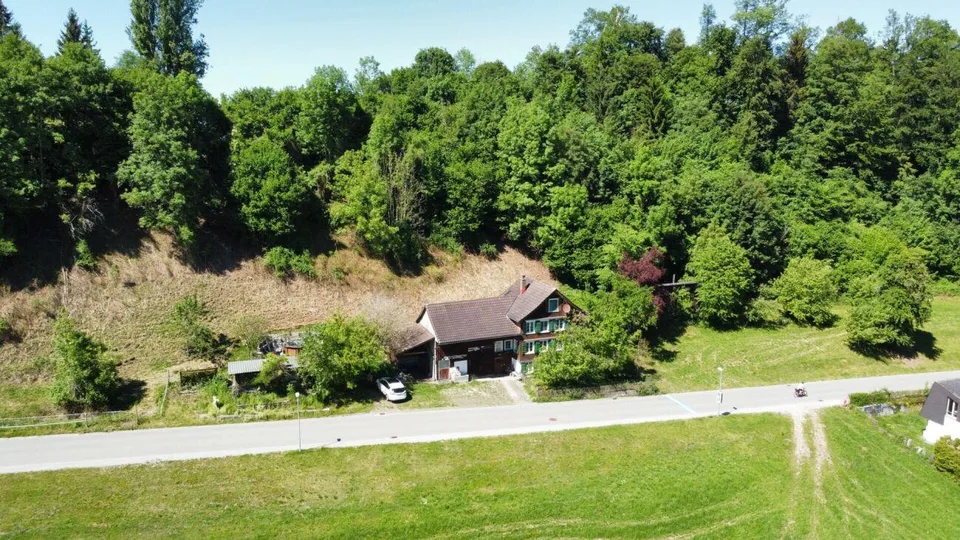 Charmantes Bauernhaus mit Scheune für zwei Pferde an sonniger Lage