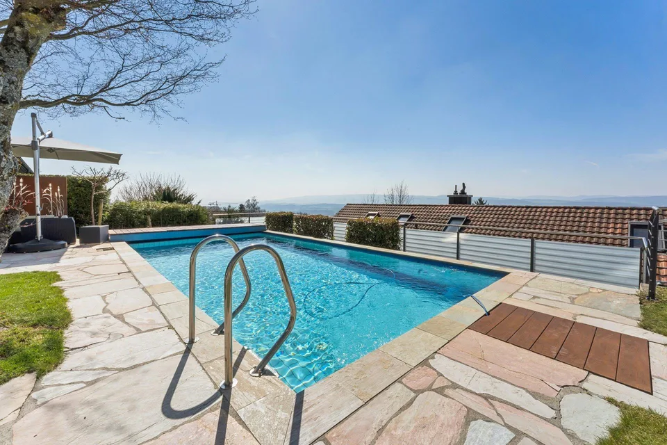 Stilvolles Familienheim mit Garten, Sicht und Pool