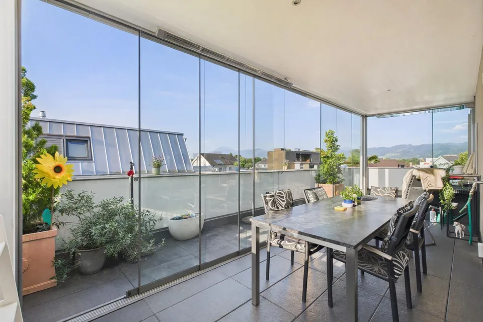 Exklusive Attikawohnung mit 40 m² Dachterrasse & Wintergarten – Pri...