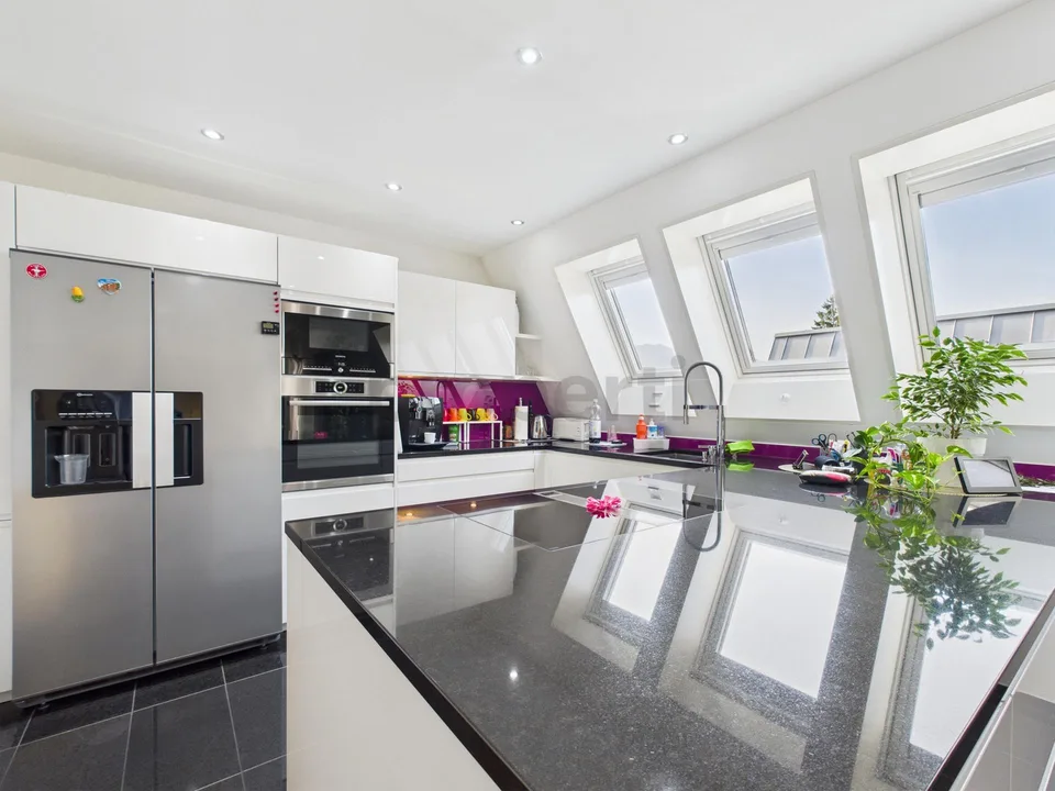 Exklusive Attikawohnung mit 40 m² Dachterrasse & Wintergarten – Pri...