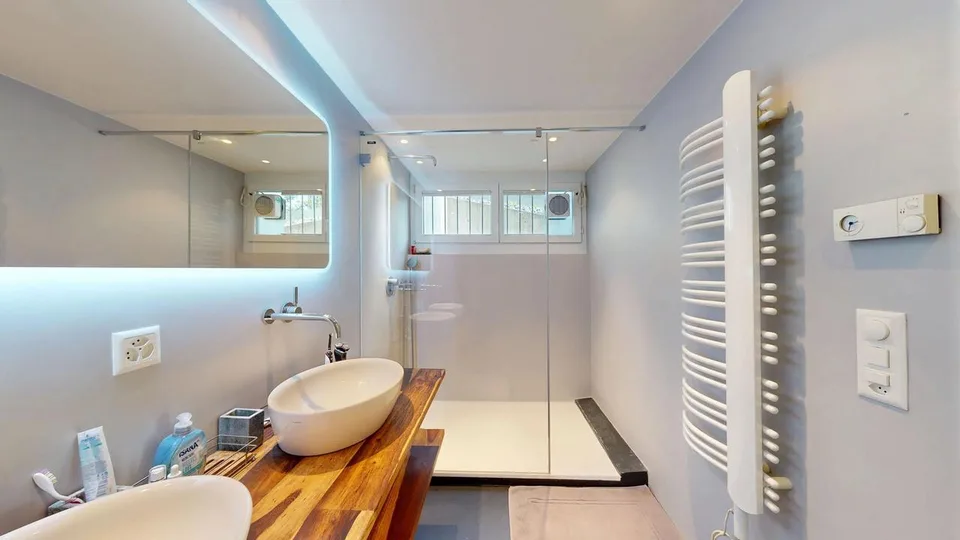 Stilvolles 5.5-Zimmer-Einfamilienhaus mit Doppelgarage und Innenpool – foto 9 di 27