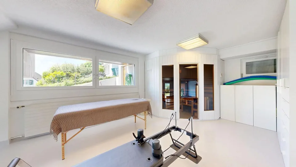 Stilvolles 5.5-Zimmer-Einfamilienhaus mit Doppelgarage und Innenpool – foto 11 di 27