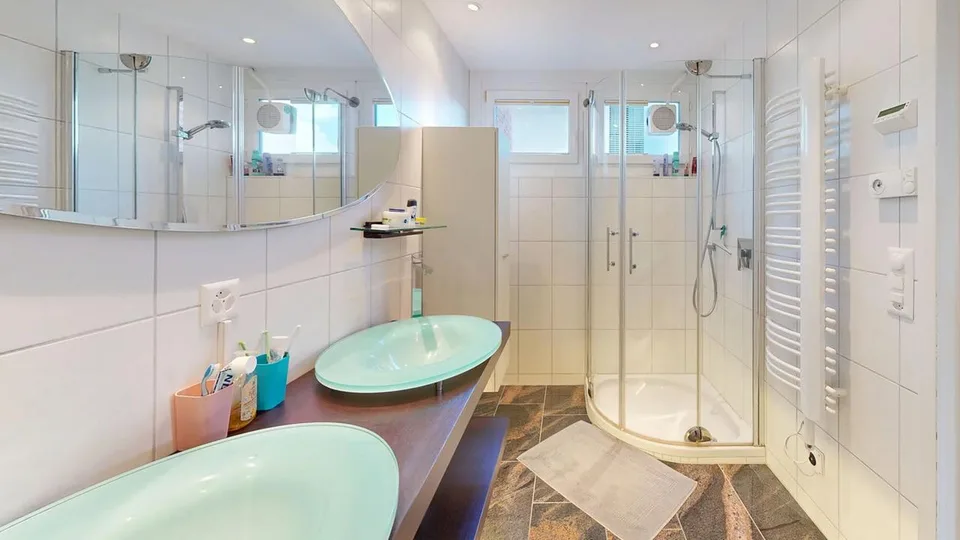Stilvolles 5.5-Zimmer-Einfamilienhaus mit Doppelgarage und Innenpool – foto 7 di 27