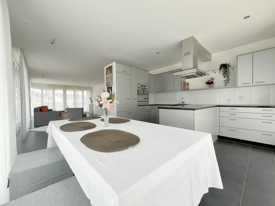 Traumhaft mit Aussicht : Helle, moderne 5.5 Zimmer Wohnung
