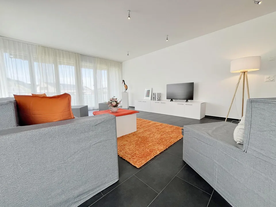 Traumhaft mit Aussicht : Helle, moderne 5.5 Zimmer Wohnung