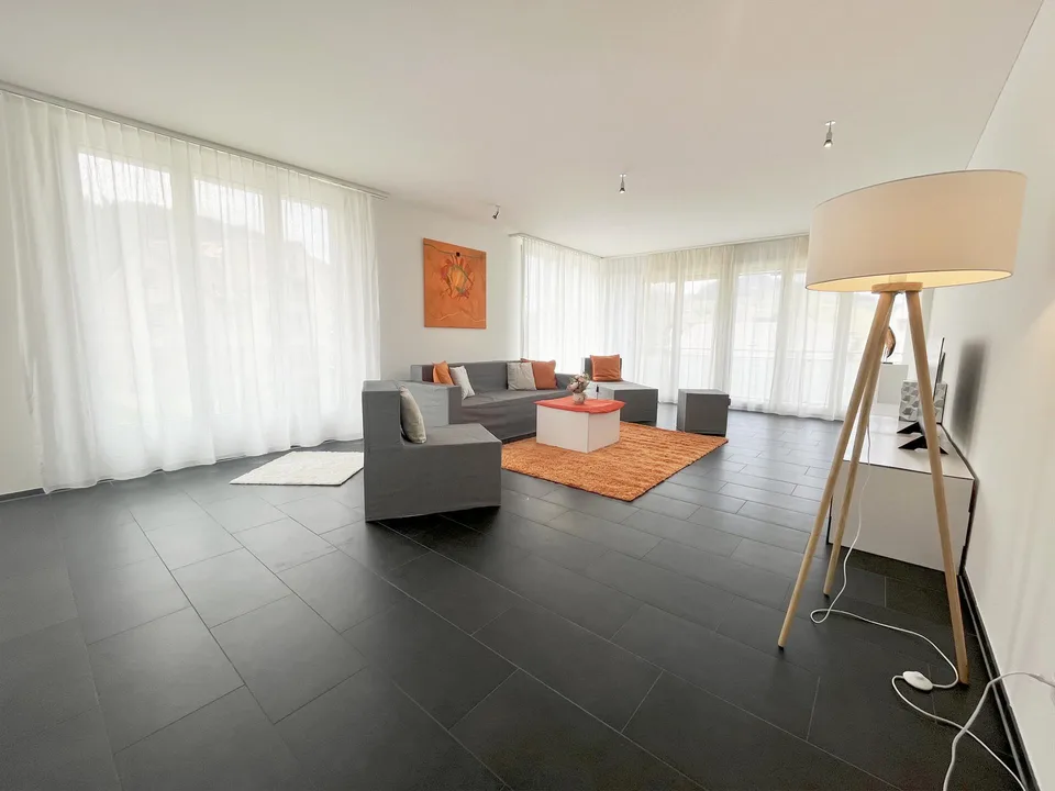 Traumhaft mit Aussicht : Helle, moderne 5.5 Zimmer Wohnung