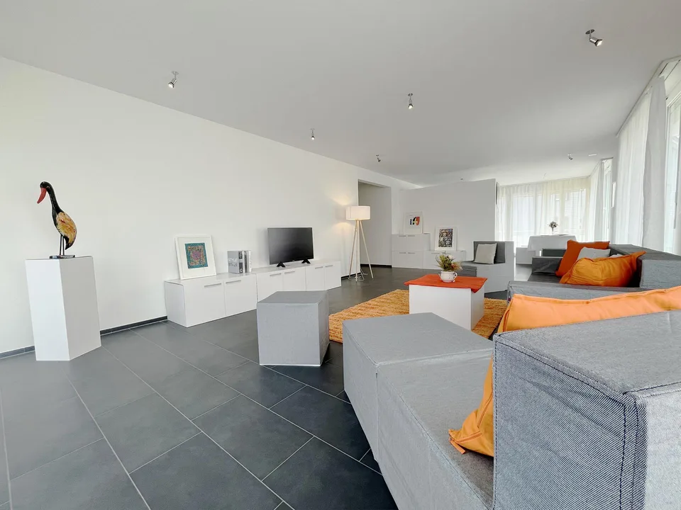 Traumhaft mit Aussicht : Helle, moderne 5.5 Zimmer Wohnung