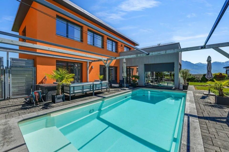 Modernes Wohnerlebnis mit Weitblick -  Einfamilienhaus mit Pool, Ga...