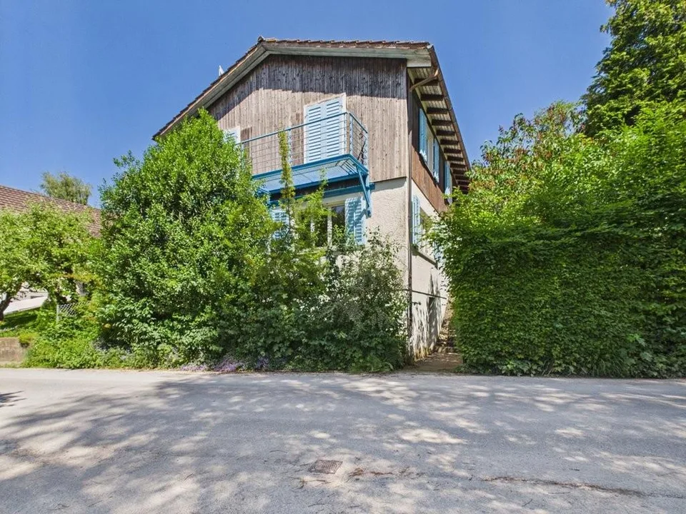 Altbau an idyliischer Lage am Waldrand mit grosszügigem Umschwung