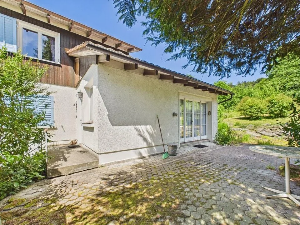 Altbau an idyliischer Lage am Waldrand mit grosszügigem Umschwung