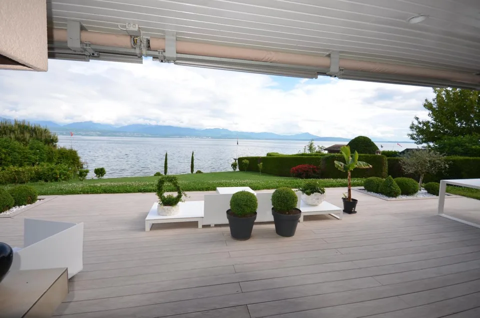 SAINT-PREX - DEUX VILLAS AU BORD DU LÉMAN, AVEC ACCÈS PRIVATIF AU LAC