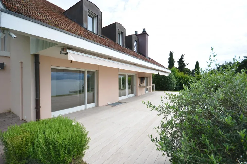 SAINT-PREX - DEUX VILLAS AU BORD DU LÉMAN, AVEC ACCÈS PRIVATIF AU LAC