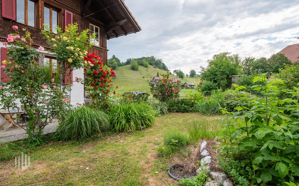 ImmoWyss -  Charmantes Zweifamilienhaus mit schönem Garten in Wimmis