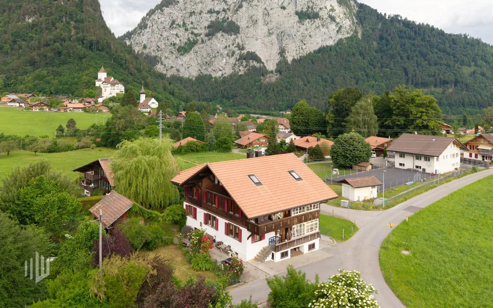 ImmoWyss -  Charmantes Zweifamilienhaus mit schönem Garten in Wimmis