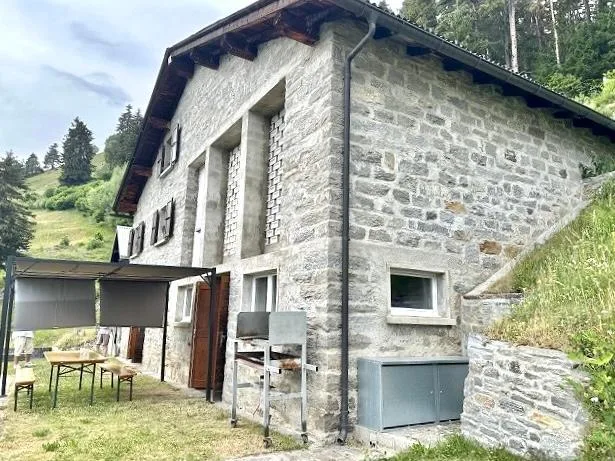 Chalet mit zwei Wohnungen und Panorama-Bergsicht   /   casa ticines...
