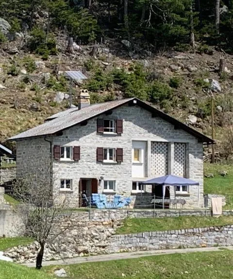 Chalet mit zwei Wohnungen und Panorama-Bergsicht   /   casa ticines...