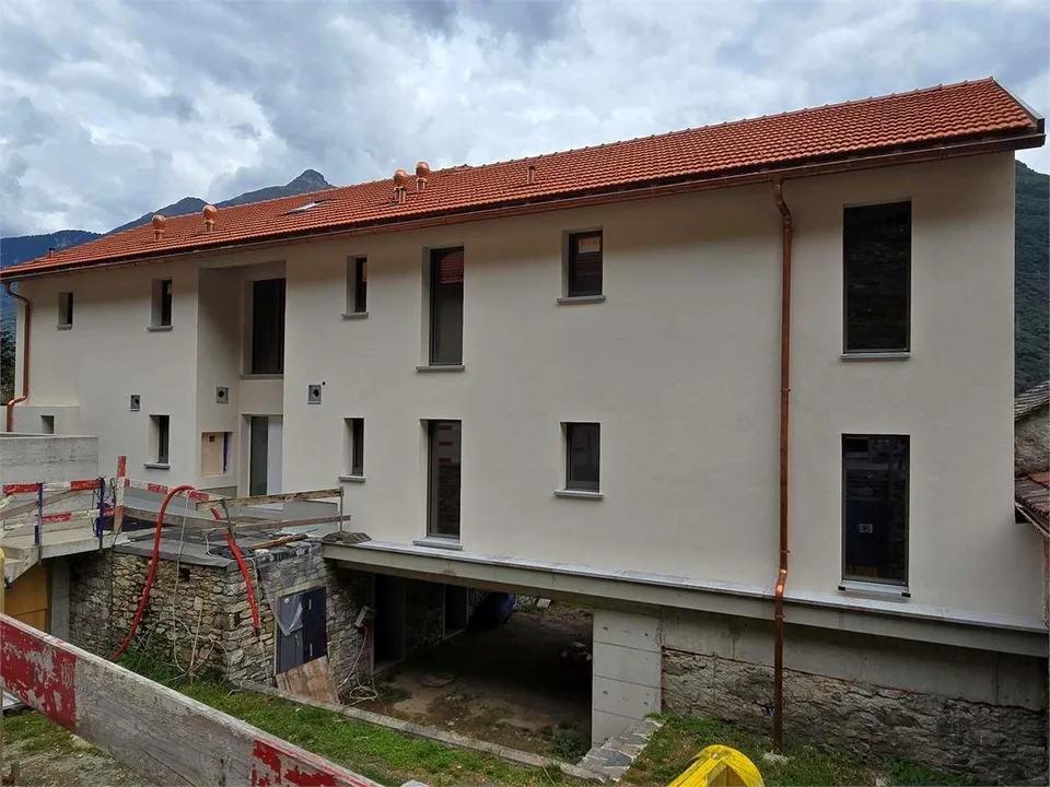 Elegante 3.5 locali MINERGIE-P-ECO con portico e giardino privato