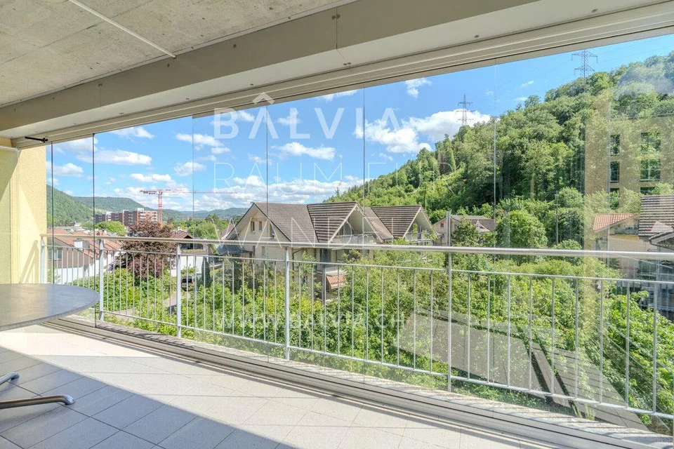 Weitsicht, verglaster Balkon und Einstellplatz mit E-Mobility-Vorbe...
