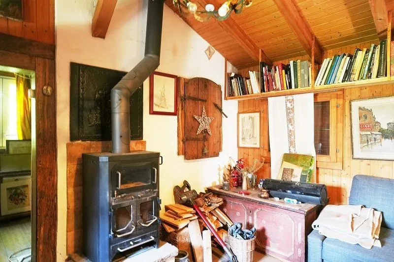 2-Zimmer-Haus mit sehr viel Land an sehr ruhiger, sonniger Aussicht...