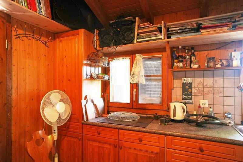 2-Zimmer-Haus mit sehr viel Land an sehr ruhiger, sonniger Aussicht...